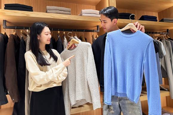 서울 갤러리아명품관 제임스펄스 매장에서 모델들이 옷을 소개하는 모습. [사진=갤러리아백화점]