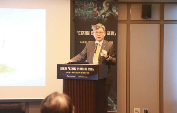 오상록 KIST 원장이 13일 서울 강남구 조선팰리스호텔에서 미래의 로봇에 대해 강연하고 있다. [사진=박지은 기자]