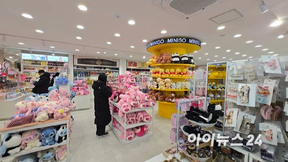 12일 서울 대학로 부근 미니소 매장에서 소비자들이 상품을 둘러보고 있다. [사진=진광찬 기자]