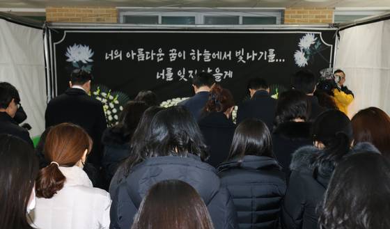지난 12일 대전 초등학생 피살사건이 발생한 대전 서구의 한 초등학교에 마련된 분향소에서 학교 교직원과 한국교총 관계자들이 김하늘양을 추모하고 있다. 뉴스1