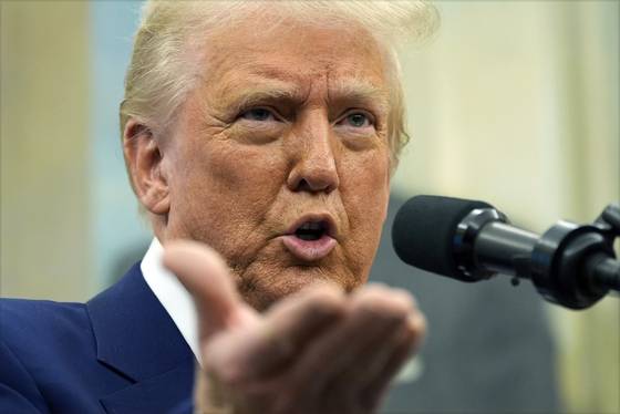 도널드 트럼프 미국 대통령이 12일(현지 시간) 백악관 집무실에서 털시 개버드 국가정보국( DNI ) 국장 임명식을 진행한 후 취재진 질문에 답하는 모습. AP=연합뉴스