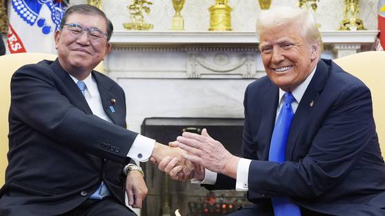 도널드 트럼프(오른쪽) 미국 대통령이 지난 7일(현지시간) 워싱턴 DC 백악관에서 이시바 시게루 일본 총리와의 정상회담에 앞서 악수를 하고 있다. AP=연합뉴스