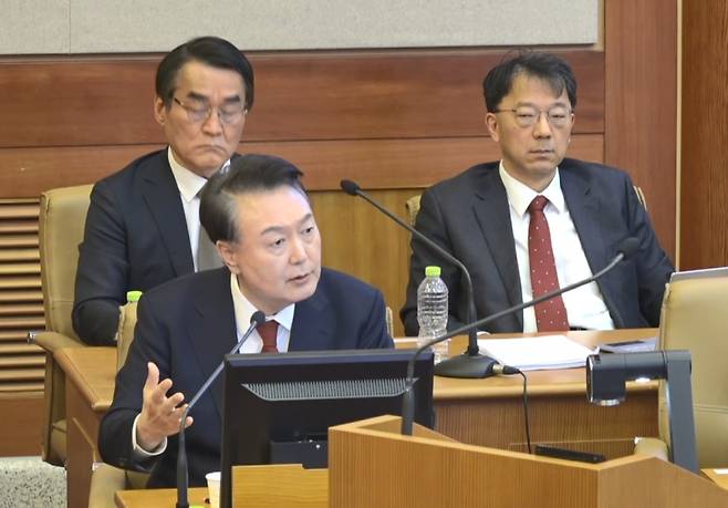 ▲ 윤석열 대통령이 11일 서울 종로구 헌법재판소에서 열린 본인의 탄핵심판 7차 변론에 피청구인으로 출석해 발언하고 있다 [연합뉴스]