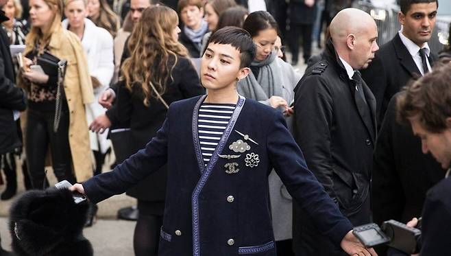 2016년 봄여름 시즌 샤넬 컬렉션에서 지드래곤이 입었던 의상 / 사진=EPA