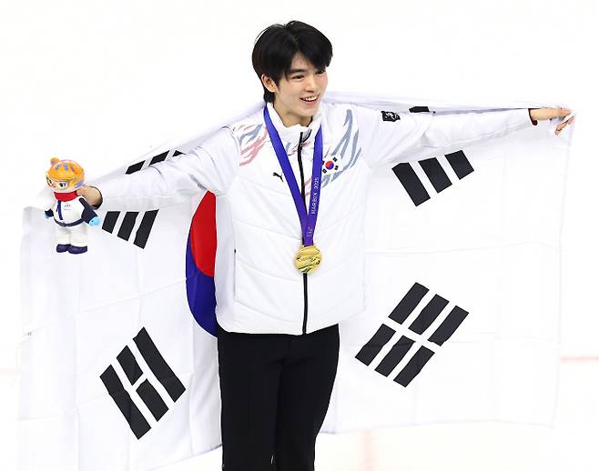 차준환이 13일 열린 하얼빈 동계아시안게임 피겨 남자 싱글 금메달을 차지한 뒤 태극기를 어깨에 두르고 기뻐하고 있다. 하얼빈 | 연합뉴스