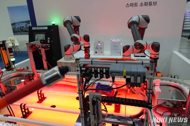 일선시스템 부스에 전시돼 있는 ‘퀵 제로 시스템’. 스마트 소화튜브로 자동화 설비의 화재 사고 위험을 사전 감지하거나 초기 진압하는 역할을 한다. 김재민 기자&nbsp;