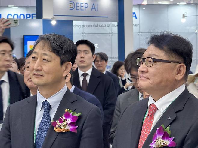 안덕근 산업통상자원부 장관(왼쪽)과 구자균 LS일렉트릭 회장이 12일 서울 코엑스에서 열린 ‘일렉스 코리아(Elecs Korea, 구 전기산업대전) 및 코리아스마트그리드엑스포 2025’에서 LS일렉트릭 부스를 살펴보고 있다. 연합뉴스&nbsp;