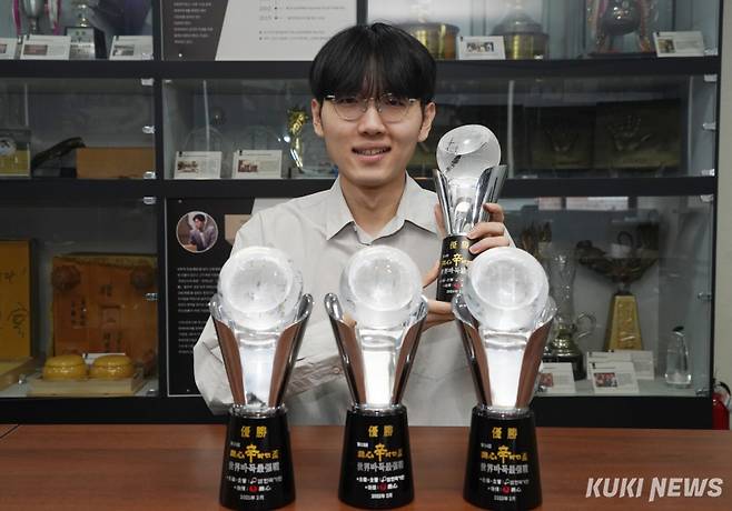 지난해 제25회 농심배에서 끝내기 6연승으로 한국 우승을 이끈 신진서가 서울 성동구 한국기원에서 쿠키뉴스와 인터뷰를 하고 있다. 박효상 기자