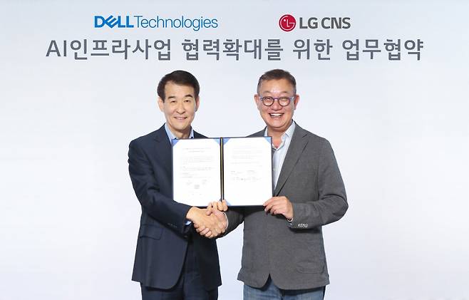 현신균 LG CNS 대표(오른쪽)와 김경진&nbsp;한국 델 테크놀로지스 총괄사장이 최근 LG CNS 마곡본사에서 업무협약을 맺고 기념촬영을 하고 있다. LG CNS 제공