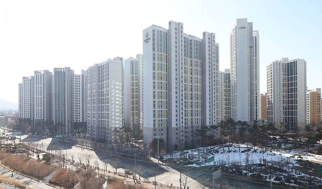 서울 송파구 잠실의 토지거래허가제 해제로 인근 강동구 아파트값도 반등하고 있다. 사진은 강동구 '고덕 아르테온' 단지 전경. 이충우 기자