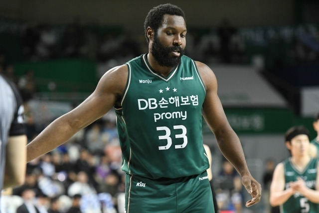 치나누 오누아쿠는 경기가 끝나지도 않은 3쿼터에 코트를 떠났을까. 사진=KBL 제공