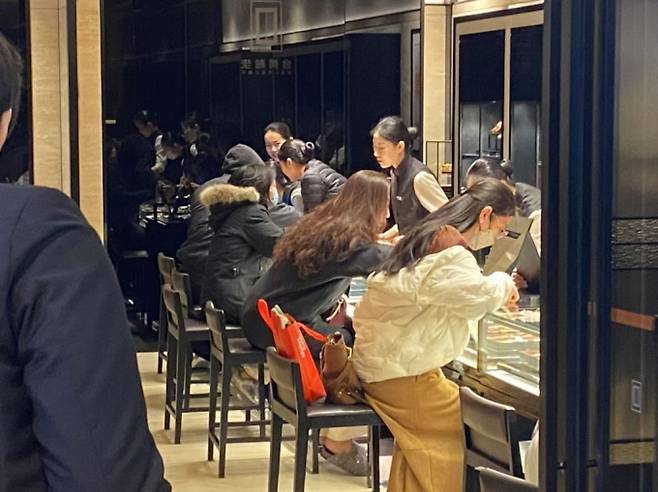 일찌감치 줄을 서 입장에 성공한 중국인들이 매장 직원의 설명을 듣고 있다./사진=우경희 기자
