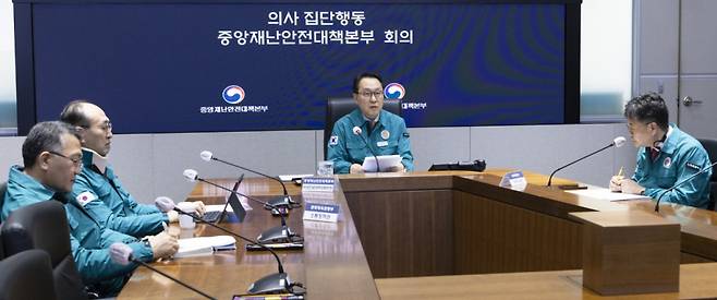 박민수 보건복지부 제2차관이 13일 정부서울청사에서 열린 의사 집단행동 중앙재난안전대책본부 회의에서 발언하고 있다./사진= 복지부