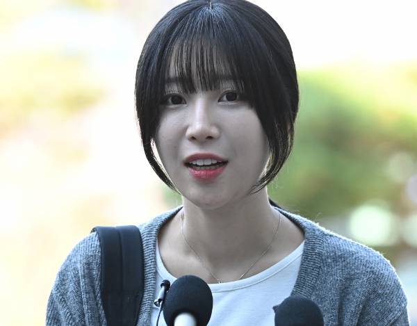 김소연 법무법인 황앤씨 변호사가 '쯔양 자선 바자회 참석'에 대해 "동구청장은 질타받아야 한다"고 지적했다. 사진은 먹방 유튜버 '쯔양'(박정원)이 지난해 11월15일 경기도 수원시 영통구 수원지방법원에서 열린 유튜버 '구제역'(이준희)에 대한 공판 증인으로 출석하며 입장을 밝히고 있는 모습. /사진=뉴스1