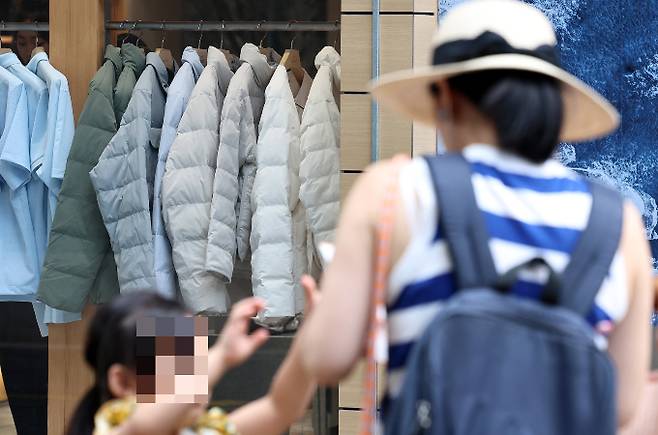 패션업계에서 혼용률 문제가 지속되자 관련 제도 개선이 필요하다는 목소리가 나온다. 서울 명동거리 소재 한 의류매장에 패딩 점퍼가 걸려 있다. /사진=뉴스1