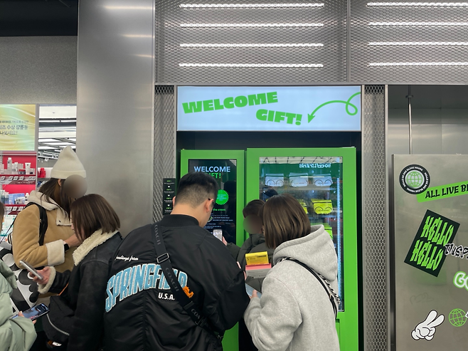 올리브영 명동역점 자판기 앞에서 외국인 관광객이 글로벌몰에 가입하고 있다. 전새날 기자