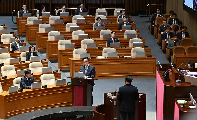 최상목 대통령 권한대행 부총리 겸 기획재정부 장관이 13일 서울 여의도 국회 본회의장에서 열린 경제분야 대정부질문에서 의원의 질문에 답변하고 있다. 이상섭 기자