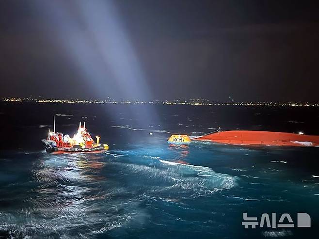 [제주=뉴시스] 12일 오후 제주 서귀포시 해상에서 10명이 탄 어선 '2066재성호'가 전복되는 사고가 발생해 해경이 선원 구조에 나서고 있다. (사진=제주지방해양경찰청 제공) 2025.02.12. photo@newsis.com