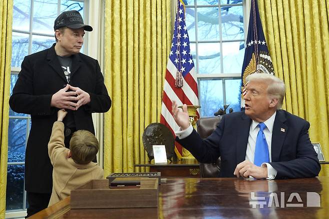 [워싱턴=AP/뉴시스] 미국 정부효율부(DOGE) 수장인 일론 머스크 테슬라 최고경영자(CEO)가 11일(현지 시간) 백악관 집무실에서 도널드 트럼프 대통령의 발언을 듣고 있다. 2025.02.12.