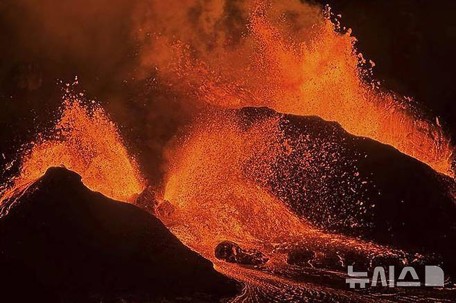 [하와이=AP/뉴시스] 미국지질조사국(USGS)이 제공한 사진에 11일(현지 시간) 하와이주 하와이 화산국립공원 킬라우에아 화산 정상 할레마우마우 분화구에서 용암이 분출되고 있다. 2025.02.13.