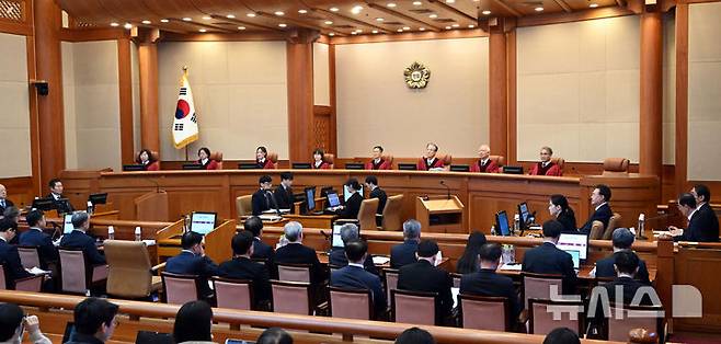 [서울=뉴시스] 사진공동취재단 = 13일 서울 종로구 헌법재판소에서 윤석열 대통령 탄핵심판 8차 변론이 열리고 있다. 2025.02.13. photo@newsis.com