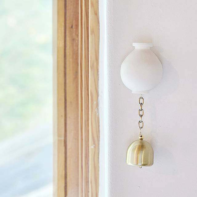 현관문에 달기 좋은 ‘달항아리 도어차임’. 뮤지엄숍