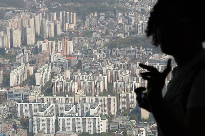 서울 송파구 롯데월드타워 서울스카이 전망대에서 내려다본 아파트 단지 모습. 뉴시스