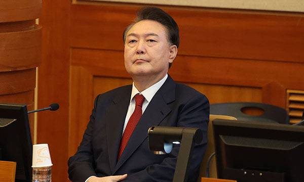 윤석열 대통령이 13일 서울 종로구 헌법재판소에서 열린 탄핵심판 8차 변론에 출석해 있다. 사진공동취재단