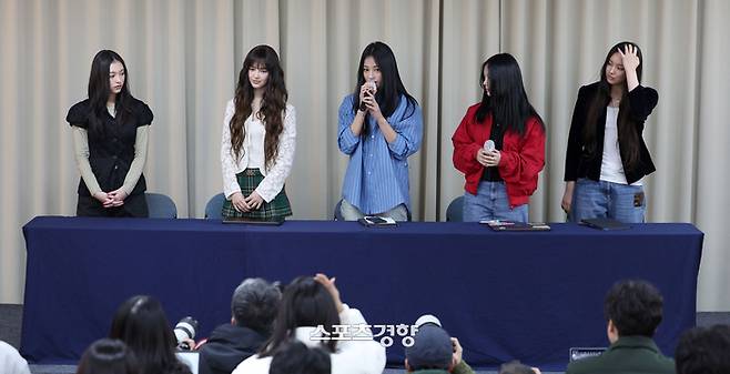 그룹 뉴진스가 28일 서울 강남구 스페이스쉐어 삼성역센터에서 어도어와의 전속계약 해지 관련 긴급 기자회견을 하고 있다. 왼쪽부터 해린, 다니엘, 하니, 민지, 혜인. 2024.11.28 권도현 기자
