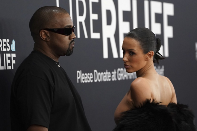 지난 2일 그래미 시상식 레드카펫 참석한 카녜이 웨스트와 그의 아내 비앙카 센소리. 연합뉴스