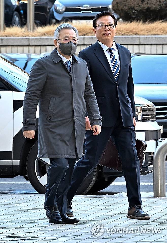 '대장동 50억 클럽' 1심 선고 공판 출석하는 박영수 전 특검 (서울=연합뉴스) 황광모 기자 = 박근혜-최순실' 게이트를 수사한 박영수 전 특별검사가 13일 서울 서초구 서울중앙지법에서 열린 '대장동 50억 클럽' 의혹 관련 1심 선고 공판에 출석하고 있다. 2025.2.13 [공동 취재] hkmpooh@yna.co.kr