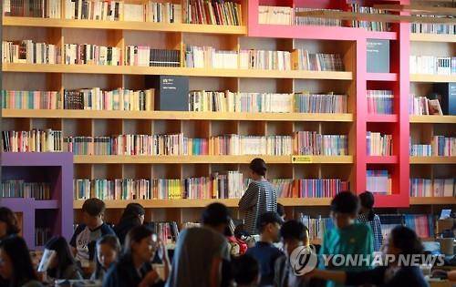 한 카페에서 시민들이 책을 읽는 모습.[기사 내용과 관련 없음] [연합뉴스 자료사진]