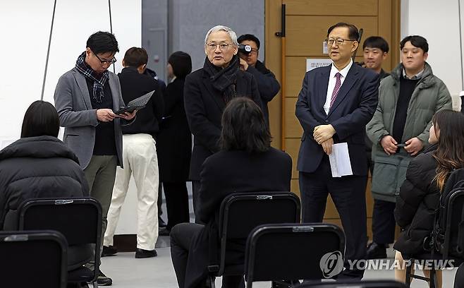 청년 교육단원 통합심사 현장 방문한 유인촌 장관 (서울=연합뉴스) 유인촌 문화체육관광부 장관이 13일 서울 서초구 국립예술단체 공연연습장 N스튜디오에서 열린 청년 교육단원 통합심사 현장을 찾아 응시자들을 격려하고 있다. 2025.2.13 [문화체육관광부 제공. 재판매 및 DB 금지] photo@yna.co.kr