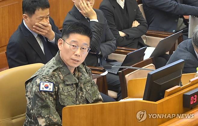 조성현 수방사 1경비단장, 윤 대통령 탄핵 심판 8차 변론 증언 (서울=연합뉴스) 조성현 수도방위사령부 제1경비단장(대령)이 13일 서울 종로구 헌법재판소에서 열린 윤석열 대통령 탄핵 심판 8차 변론에서 증언하고 있다.  2025.2.13  [헌법재판소 제공. 재판매 및 DB 금지] photo@yna.co.kr