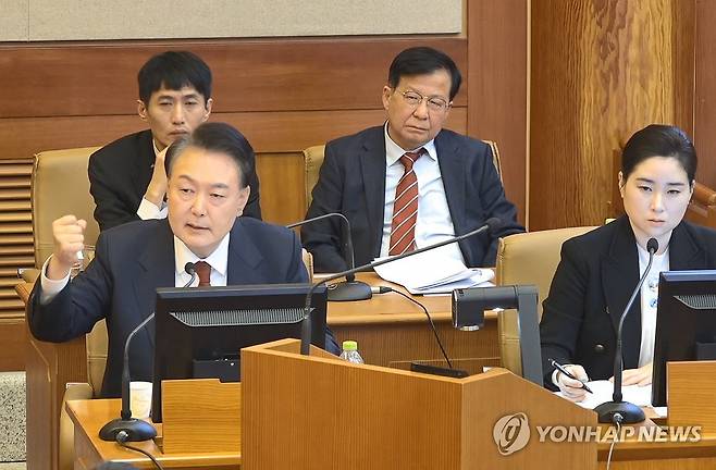 윤 대통령, 탄핵 심판 8차 변론 발언 (서울=연합뉴스) 윤석열 대통령이 13일 서울 종로구 헌법재판소에서 열린 본인의 탄핵 심판 8차 변론에서 발언하고 있다.   2025.2.13  [헌법재판소 제공. 재판매 및 DB 금지] photo@yna.co.kr