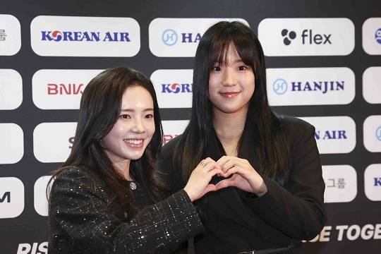 탁구선수 전지희와 신유빈이 14일 서울 동대문구에서 열린 'KTTA(대한탁구협회) 어워즈 2025'에서 서로 손을 맞대고 있다. (사진=뉴시스)
