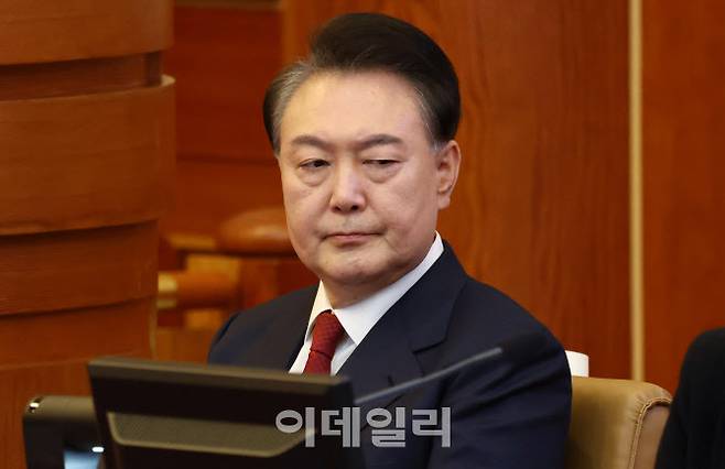 윤석열 대통령이 지난 13일 서울 종로구 헌법재판소에서 열린 ‘윤석열 대통령 탄핵심판 8차 변론’에 출석하고 있다. (사진=사진공동취재단)
