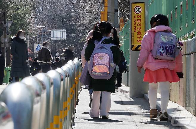 13일 서울의 한 초등학교에서 학생들이 하교하고 있다. (사진은 기사 내용과 무관함) 2025.2.13/뉴스1 ⓒ News1 이동해 기자