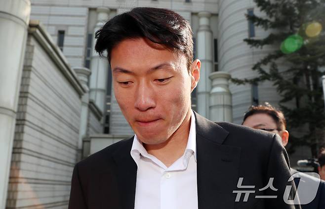 황의조 전 축구 국가대표가 14일 오후 서울 서초구 서울중앙지방법원에서 열린 성폭력범죄의처벌등에관한특례법위반(카메라등이용촬영) 선고를 마치고 나오고 있다. 2025.2.14/뉴스1 ⓒ News1 김명섭 기자