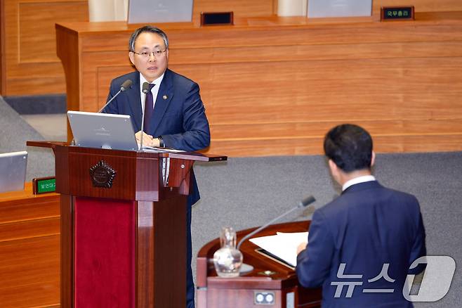 고기동 행정안전부 장관 직무대행(차관)이 14일 오후 서울 여의도 국회에서 열린 제422회국회(임시회) 제6차 본회의에서 신정훈 더불어민주당 의원의 교육·사회·문화에 관한 대정부 질문에 답하고 있다. 2025.2.14/뉴스1 ⓒ News1 안은나 기자