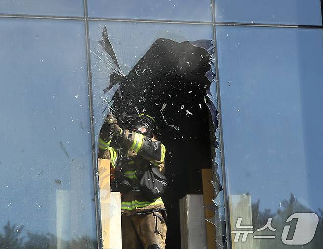 14일 부산 기장군 반얀트리 호텔 신축 공사장에서 화재가 발생해 소방대원들이 수색 작업을 하고 있다. 2025.2.14/뉴스1 ⓒ News1 윤일지 기자