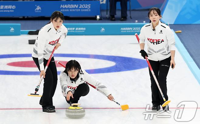 14일 중국 헤이룽장성 하얼빈시 핑팡컬링아레나에서 열린 하얼빈 동계아시안게임 여자 컬링 결승전 한국과 중국의 경기에서 김은지가 투구하고 있다. 2025.2.14/뉴스1 ⓒ News1 이승배 기자