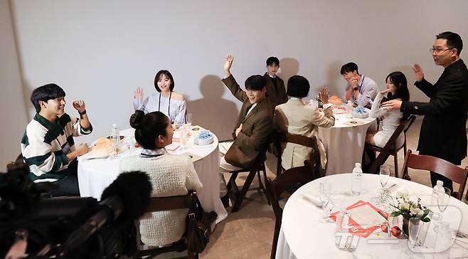 14일 서울 용산구 한화손해보험 한남사옥에서 열린 서울시 ‘설렘, 아트 나잇’ 미혼남녀 만남 행사 프리뷰에서 참가 인플루언서들이 식사 및 러브 빙고 게임 시연을 하고 있다. 2025.2.14/뉴스1 ⓒ News1 허경 기자