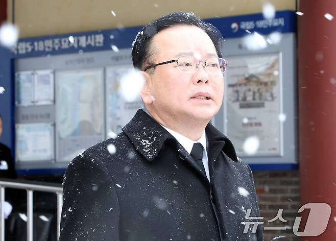 김부겸 전 국무총리가 7일 광주 북구 국립 5·18민주묘지 참배에 앞서 인터뷰하고 있다. 2025.2.7/뉴스1 ⓒ News1 이수민 기자