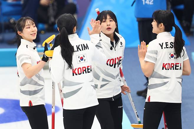 14일 중국 하얼빈 핑팡 컬링 아레나에서 열린 하얼빈 동계아시안게임 여자 컬링 결승전 한국과 중국의 경기에서 2엔드에 2득점을 올린 대표팀 선수들이 기뻐하고 있다. 왼쪽부터 김수지, 김민지, 김은지, 설예은. 사진 | 하얼빈=연합뉴스