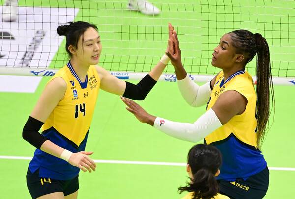 현대건설의 양효진과 모마가 14일 수원체육관에서 치러진 페퍼저축은행과의 도드람 2024-2025 V리그 5라운드 경기에서 득점 후 자축하고 있다. 사진┃KOVO