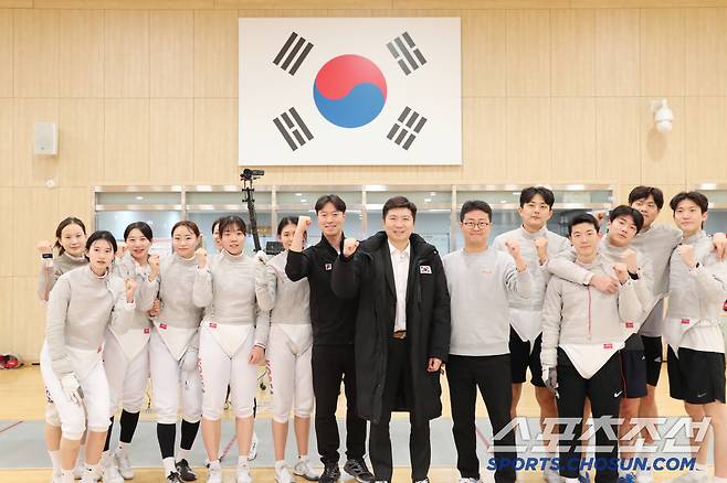 유승민 대한체육회장 당선인과 펜싱대표팀 사진제공=대한체육회