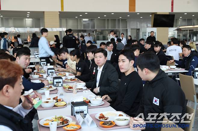 유승민 대한체육회장 당선인이 후배 국가대표 선수들과 식사를 하며 담소를 나누고 있다. 사진제공=대한체육회