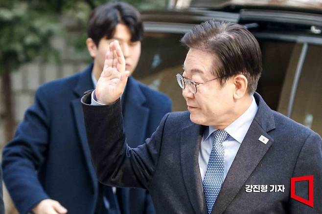 대장동 배임 및 성남FC 뇌물 혐의를 받고 있는 이재명 더불어민주당 대표가 14일 서울 서초구 서울중앙지방법원에서 열린 공판에 출석하며 지지자들에게 손 인사하고 있다. 2025.2.14. 강진형 기자