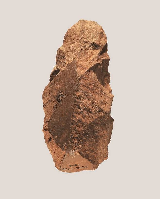 구석기실에 전시된 그렉보웬 발견 주먹도끼. 국립중앙박물관 제공